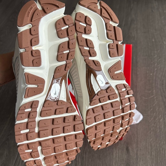 SOLD /Nike Zoom Vomero - Brand New - Picture 2 of 4